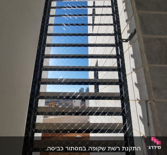 רשת מתכת על חלון למניעת כניסת יונים